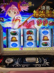 こんなにボコボコにされても笑ってるとか神浜聖女不死身か？