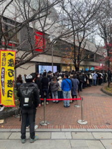 【画像】12/21の銀座の宝くじセンター7時間待ちｗｗｗｗｗｗｗｗｗ